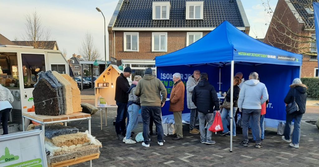 Blauwe partytent met mensen