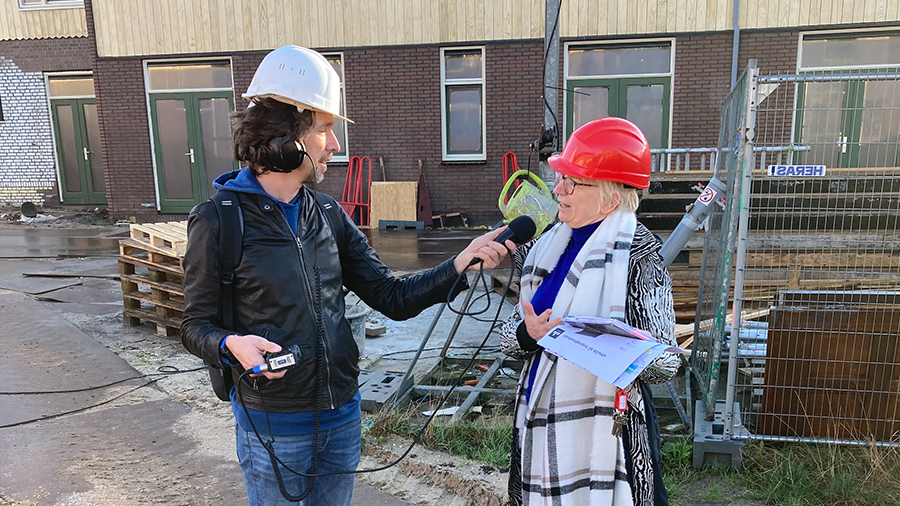Ewout interviewt op de bouwplaats.